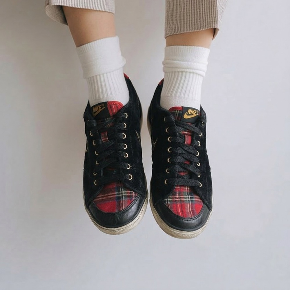 Nike Retro Sneakers Low Top Black Velvet, Red plaid fabric on toe & tongue Size9